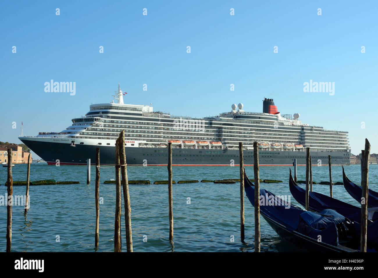 Bateau de croisière dans la lagune de Venise en Italie. Banque D'Images