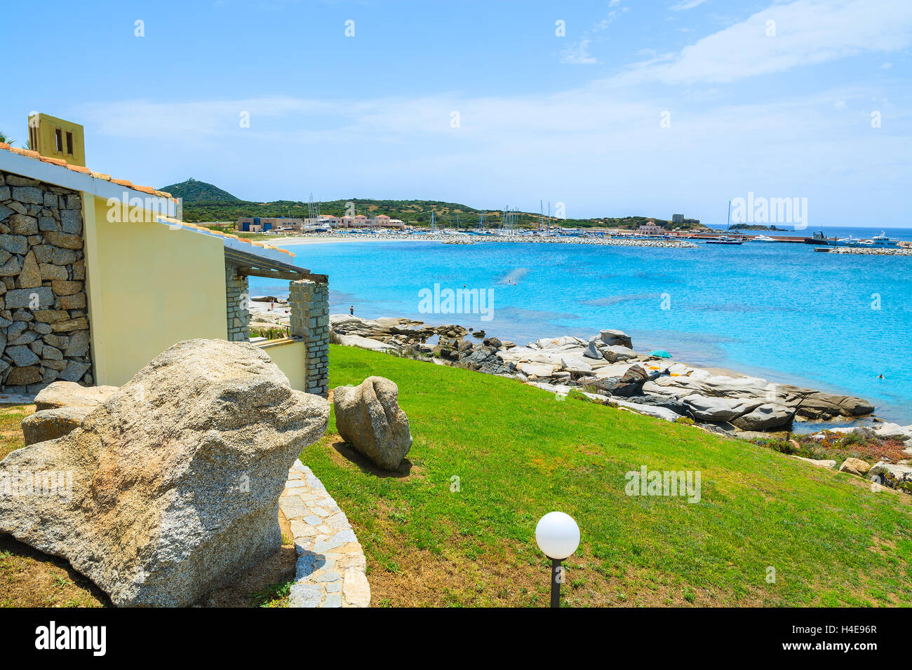 Maison de vacances sur la côte de Sardaigne, île - vue de la promenade de la plage de Spiaggia del Riso, Italie Banque D'Images