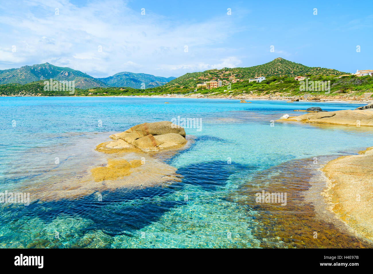 L'eau de mer vert émeraude et les rochers sur la côte de Sardaigne, île près de Spiaggia del Riso plage, Italie Banque D'Images