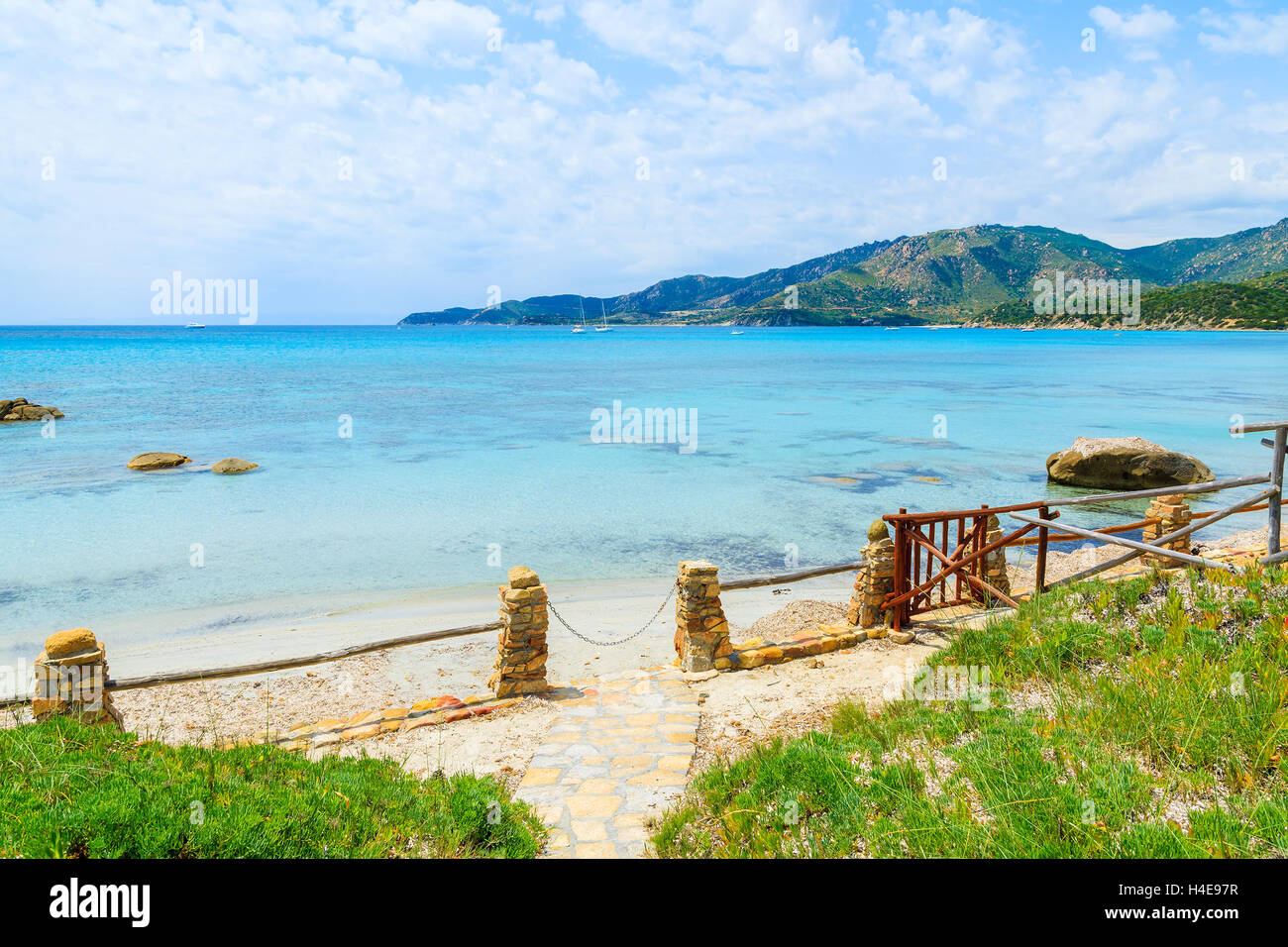 Sentier du littoral le long de l'eau de mer vert émeraude et les rochers sur la côte de Sardaigne, île près de Spiaggia del Riso plage, Italie Banque D'Images