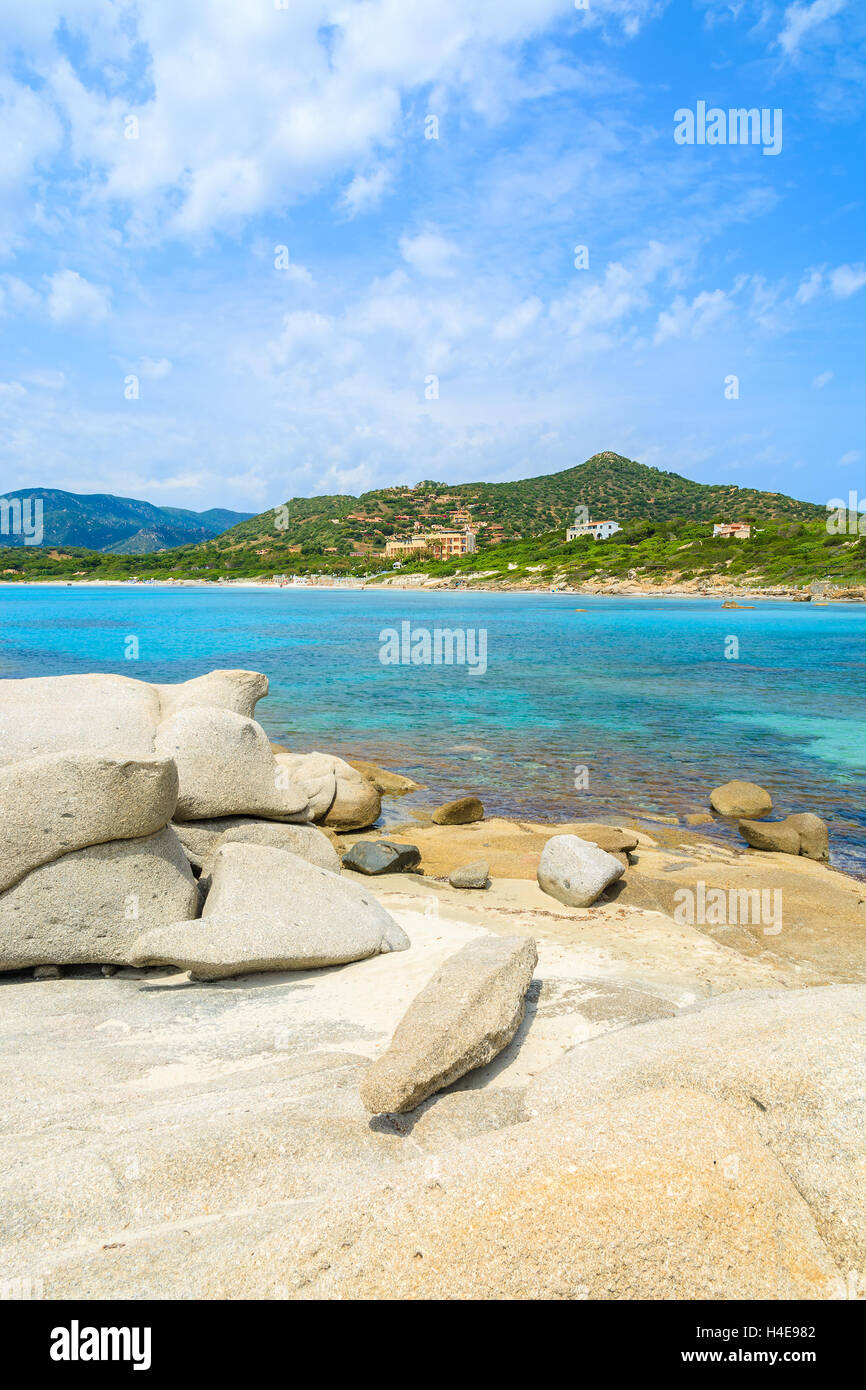 Les roches blanches sur la plage de Campulongu et clair comme de l'eau de mer turquoise, l'île de Sardaigne, Italie Banque D'Images