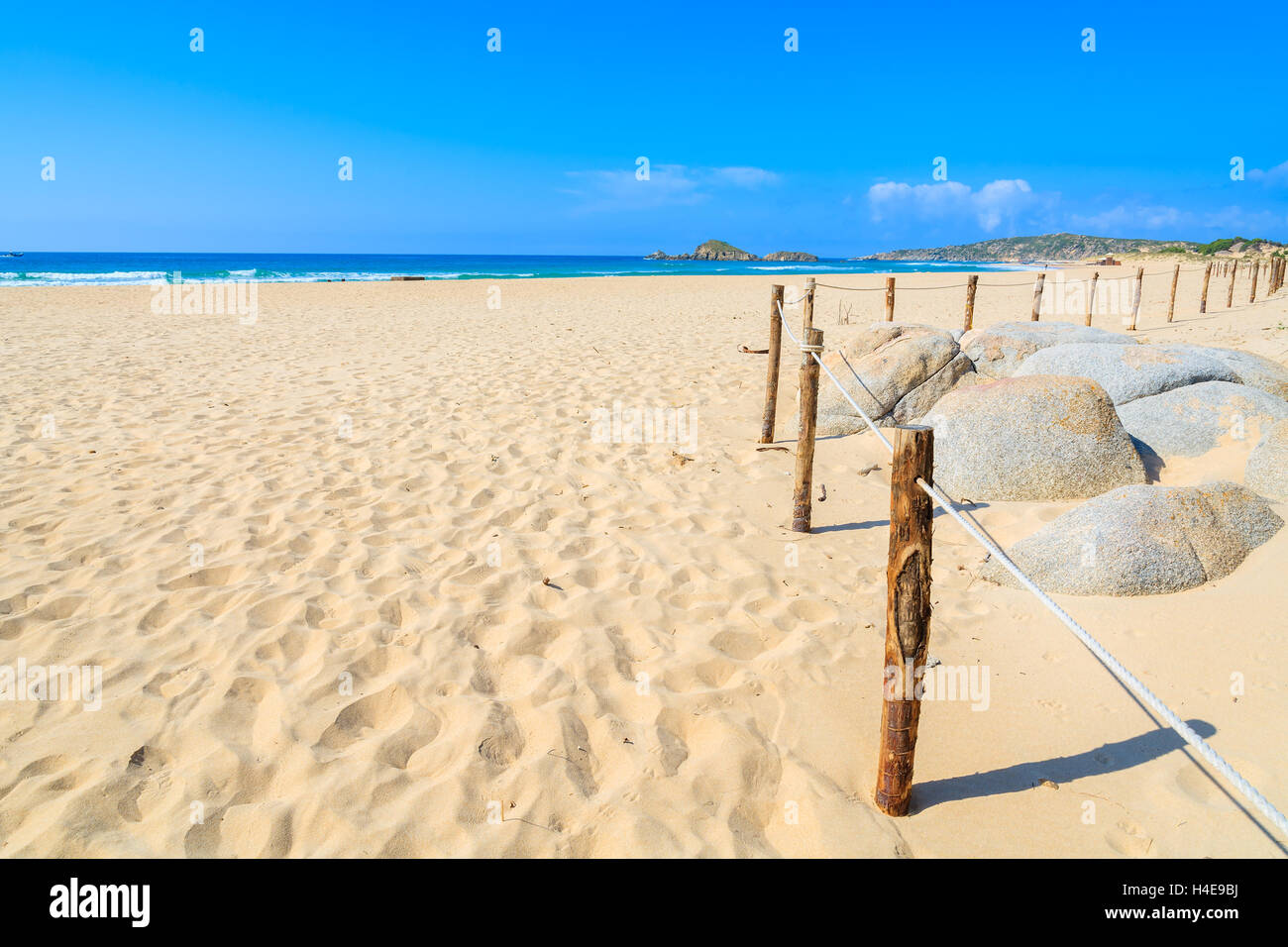Poteaux d'une clôture sur le magnifique sable doré de la plage de Chia, Sardaigne, île, Italie Banque D'Images Poteaux d'une clôture sur le magnifique sable doré de la plage de Chia, Sardaigne, île, Italie Banque D'Images