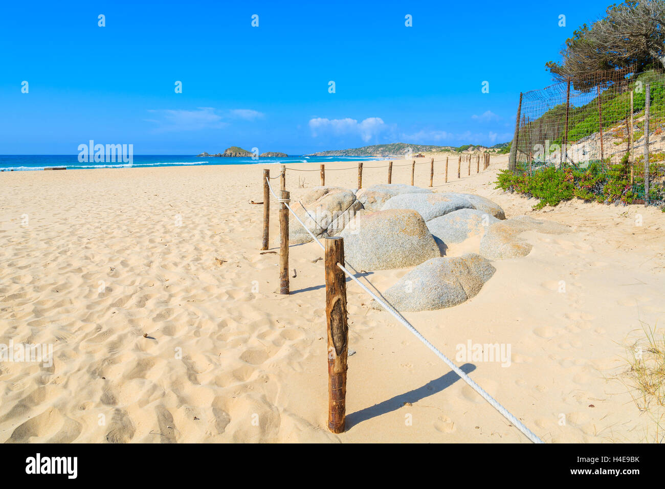 Poteaux d'une clôture sur le magnifique sable doré de la plage de Chia, Sardaigne, île, Italie Banque D'Images Poteaux d'une clôture sur le magnifique sable doré de la plage de Chia, Sardaigne, île, Italie Banque D'Images