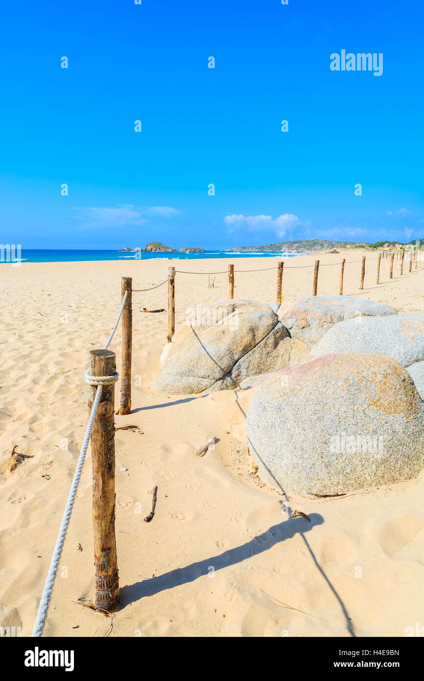 Poteaux d'une clôture sur le magnifique sable doré de la plage de Chia, Sardaigne, île, Italie Banque D'Images Poteaux d'une clôture sur le magnifique sable doré de la plage de Chia, Sardaigne, île, Italie Banque D'Images