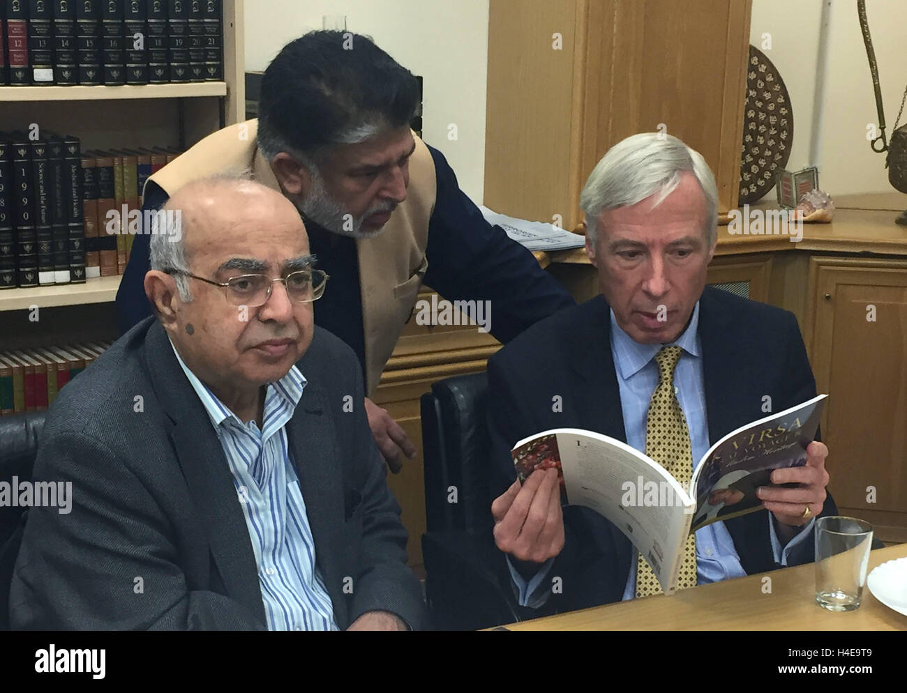 Le ministre de la Défense Lord Howe (à droite) lors d'une visite à la mosquée centrale de Birmingham, il a déclaré qu'il était temps pour la Russie de « se mettre à la table » pour trouver une solution diplomatique à la guerre civile syrienne de longue date. Banque D'Images