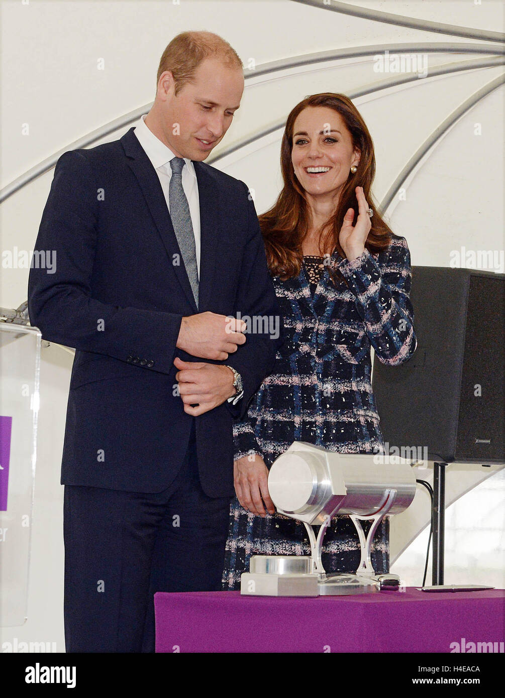 Le duc et la duchesse de Cambridge avec une capsule de temps à une visite de l'Université de Manchester pour afficher l'Institut National de graphène au cours d'une journée de combats à Manchester. Banque D'Images