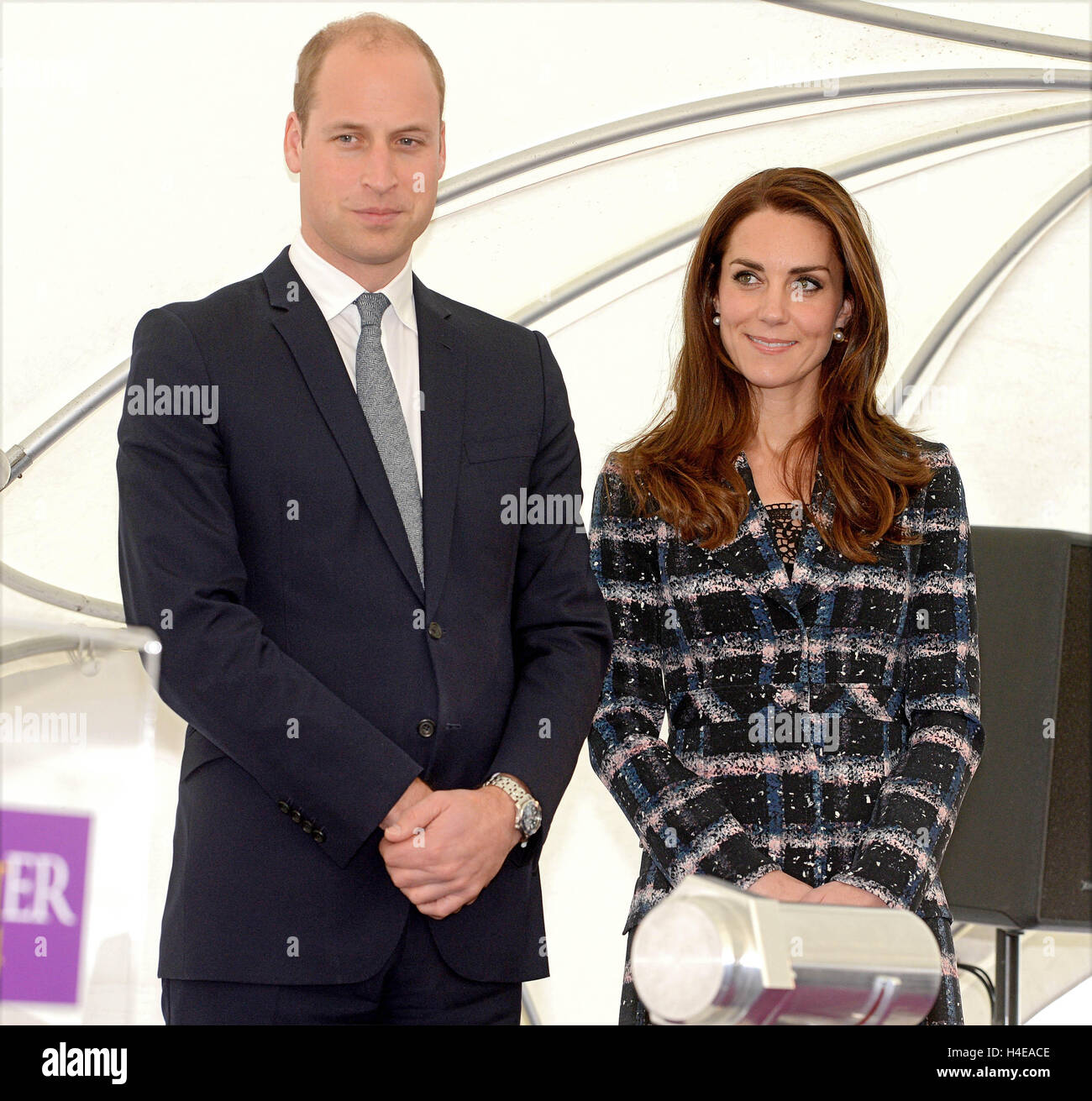 Le duc et la duchesse de Cambridge au cours d'une visite de l'Université de Manchester pour afficher l'Institut National de graphène au cours d'une journée de combats à Manchester. Banque D'Images