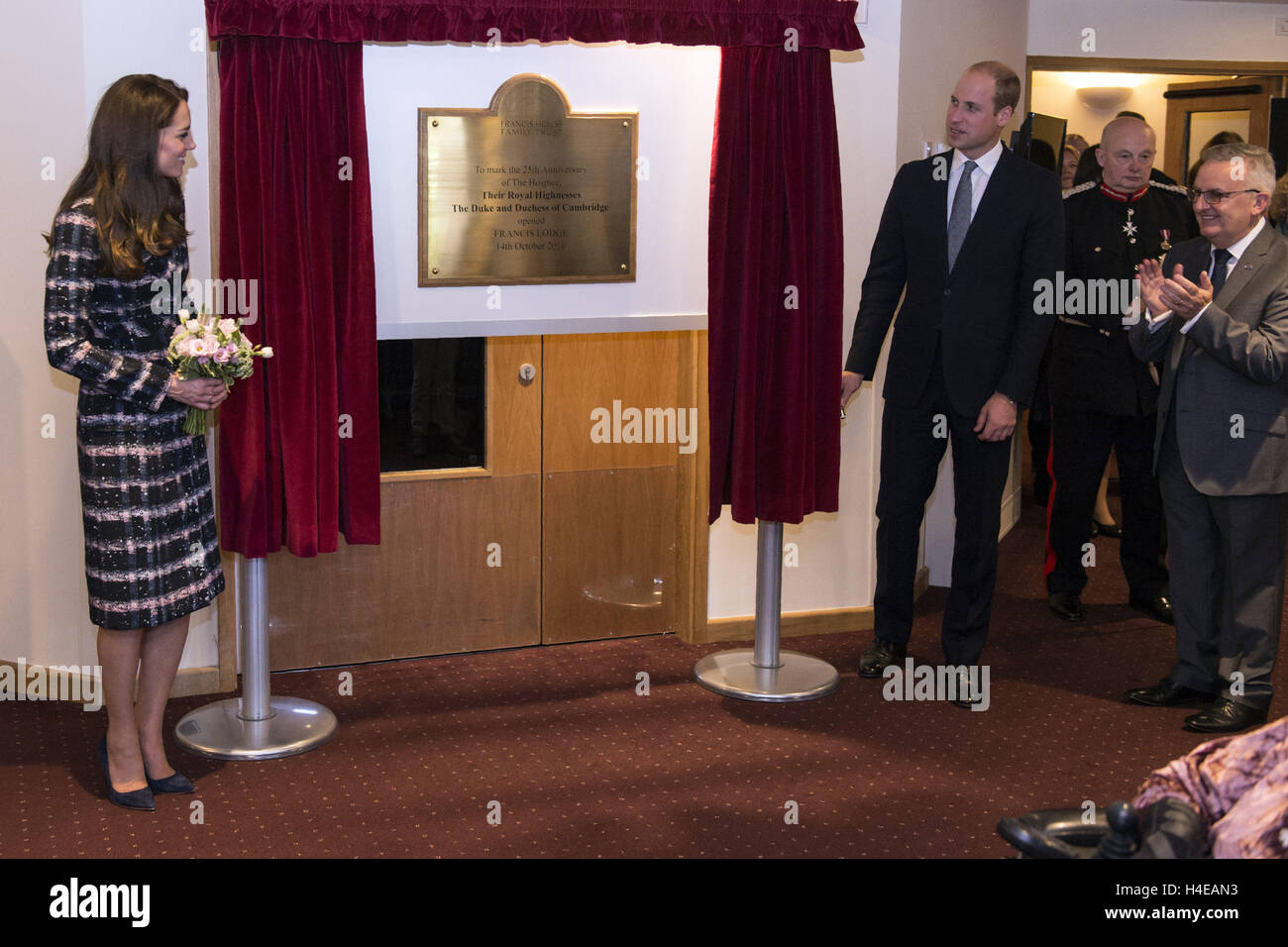 Le duc et la duchesse de Cambridge dévoilent une plaque au cours d'une visite à Francis House hospice à Manchester. Banque D'Images