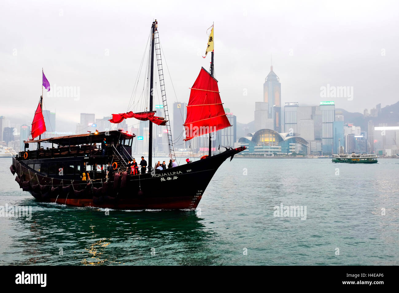 La voile rouge junk boat dans le port de Victoria, Hong Kong Banque D'Images