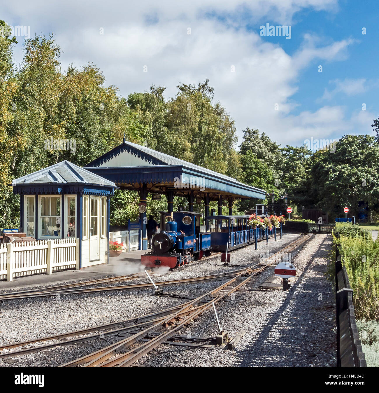 Le moteur détaché de train à la gare de chemin de fer à vapeur à l'intérieur de jardins Exbury Southampton Hampshire England UK Banque D'Images