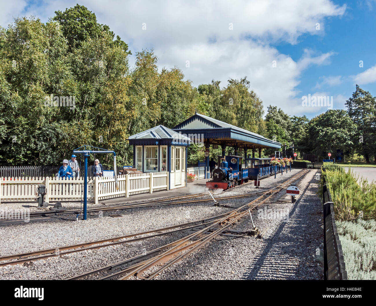 Le moteur détaché de train à la gare de chemin de fer à vapeur à l'intérieur de jardins Exbury Southampton Hampshire Angleterre UKK Banque D'Images