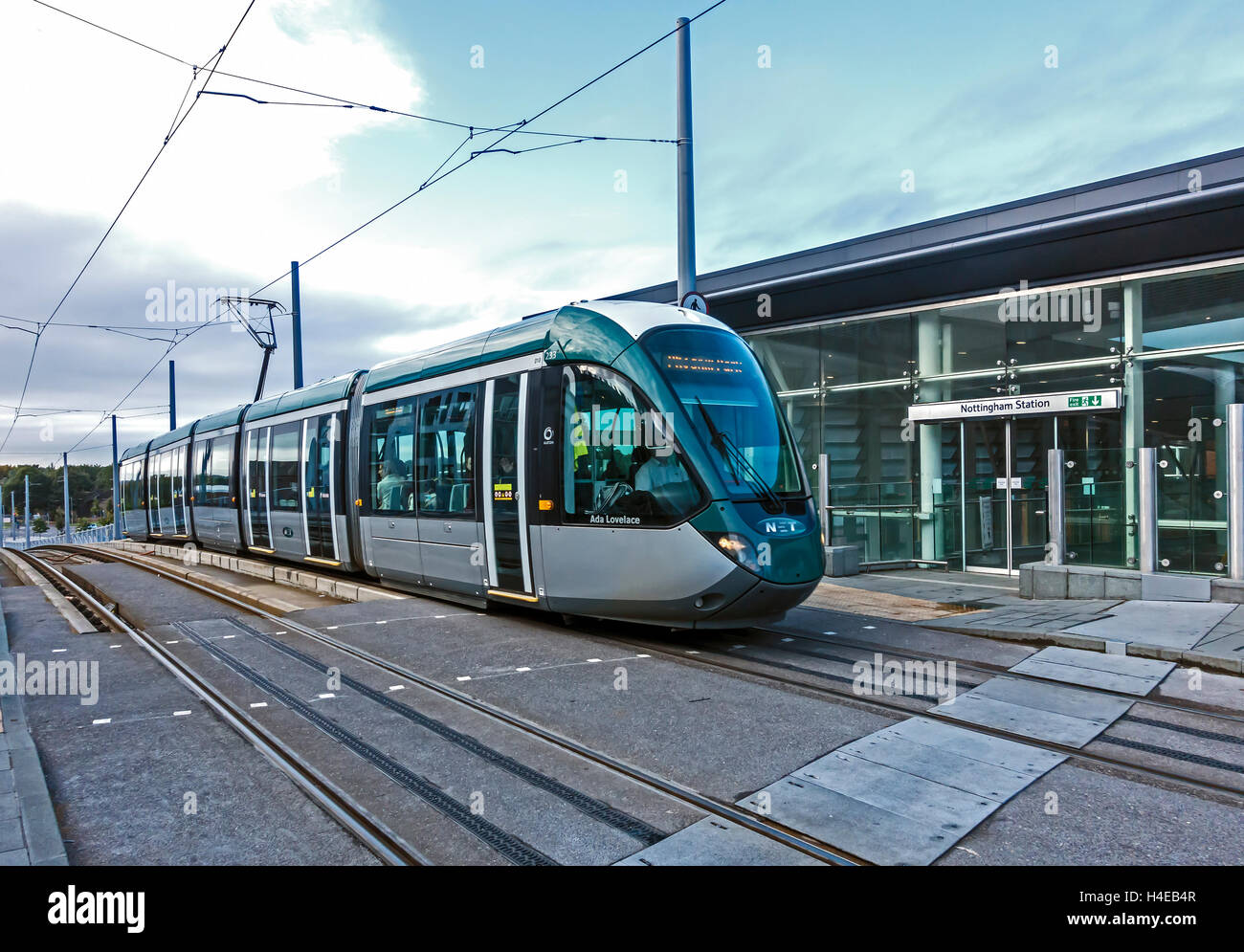 Tramway nommé Ada Lovelace arrivant à l'arrêt de tramway à la gare de Nottingham Nottingham Nottinghamshire en Angleterre Banque D'Images