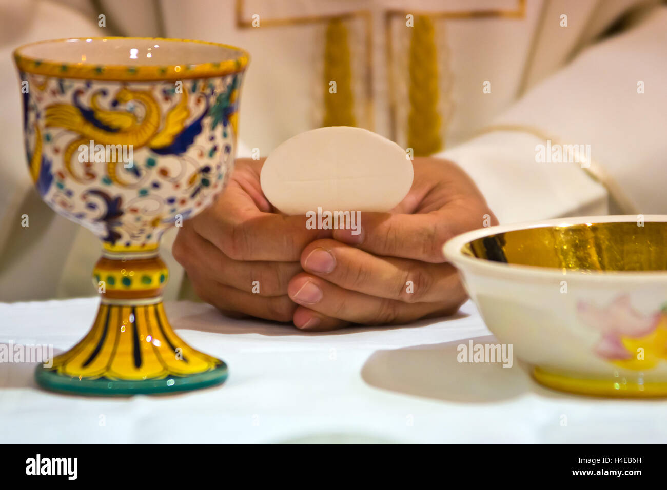 Pain devient le corps du Christ dans les mains du pape, saint père Banque D'Images