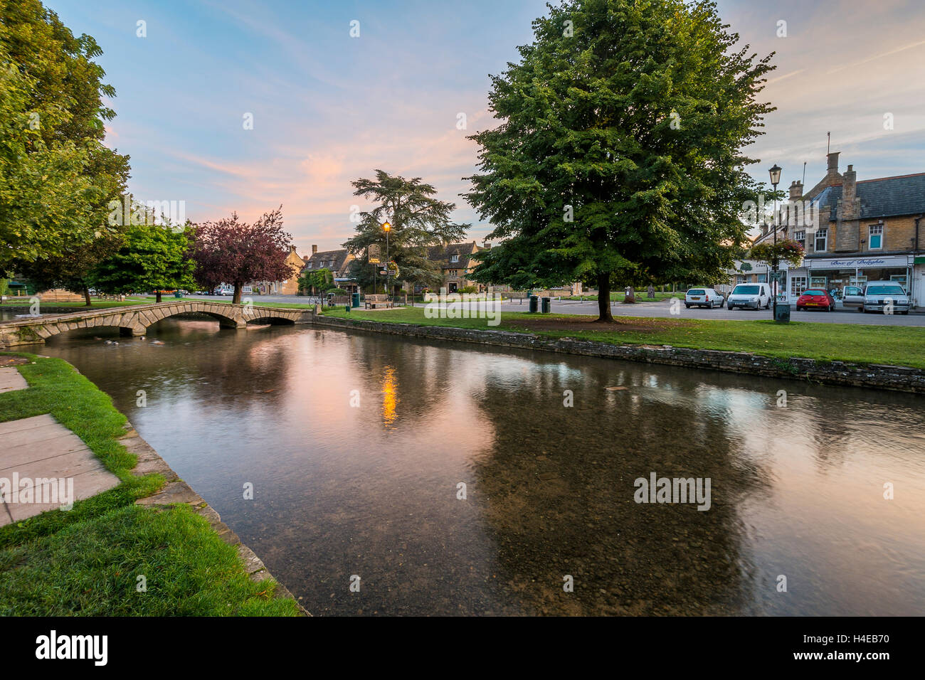 Bourton-on-the-Water au lever du soleil. Banque D'Images