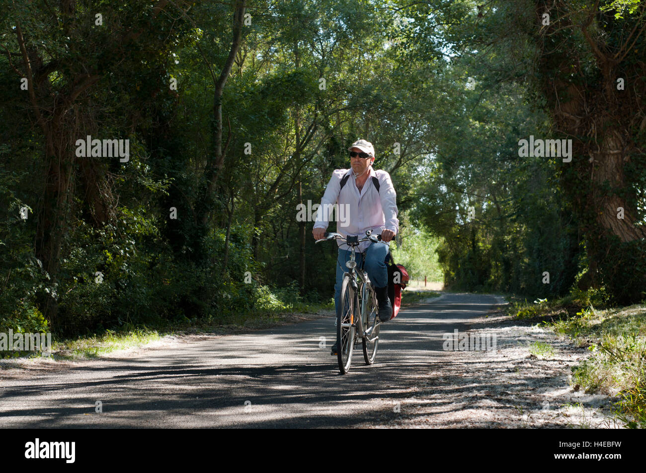 En vélo de Fontevraud à Saumur, Loire, France. Vingt kilomètres de vélo à Fontevraud et est arrivé aux portes de Saumur, une petite ville aux portes de la Loire. Banque D'Images