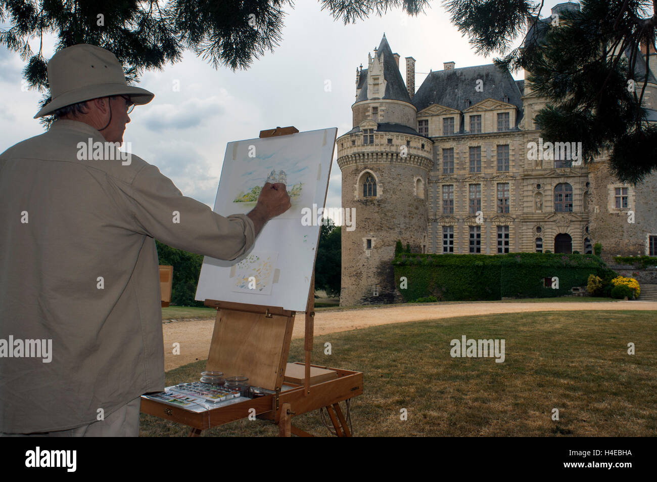 Un peintre dans le jardin de château Brissac-Quince, château de Brissac,  près d'Angers, dit d'être le plus haut château de France, le  Maine-et-Loire, Pays de la Loire, France, Europe Photo Stock -