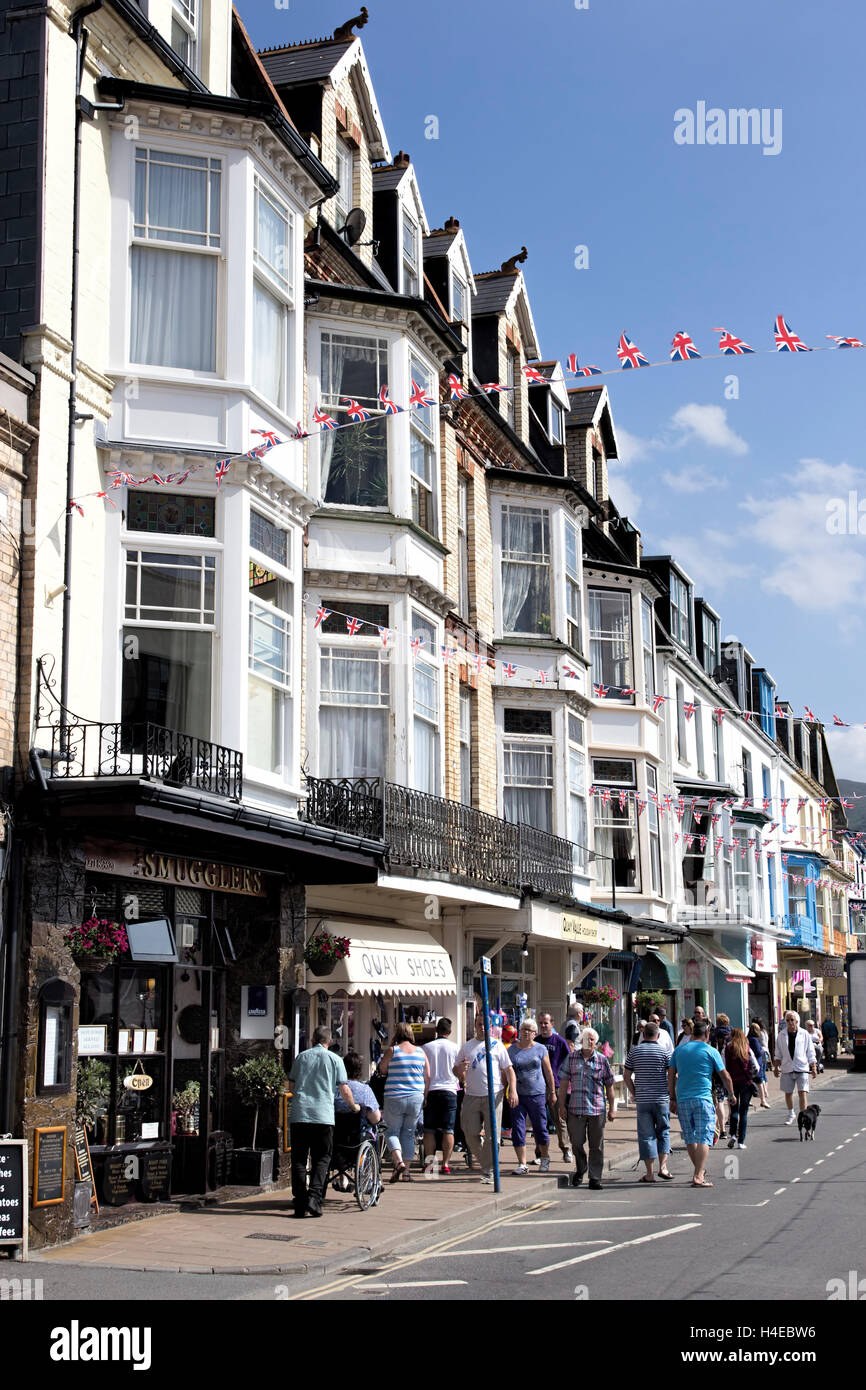 Les visiteurs de l'extérieur de marche des boutiques et des cafés sur le quai, Ilfracombe, North Devon UK Banque D'Images