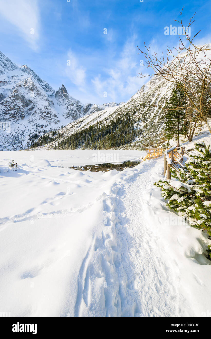 Chemin de randonnée dans la neige le long du lac Morskie Oko gelé en hiver, les montagnes Tatras, Pologne Banque D'Images