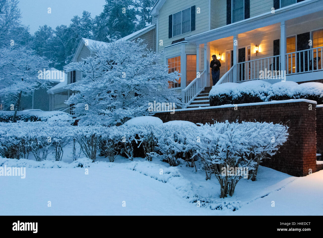 Hébergement permanent, sous la douce lumière de porche lights bénéficiant d'une très belle couverture de neige fraîche couvrant la région métropolitaine d'Atlanta, GA. Banque D'Images
