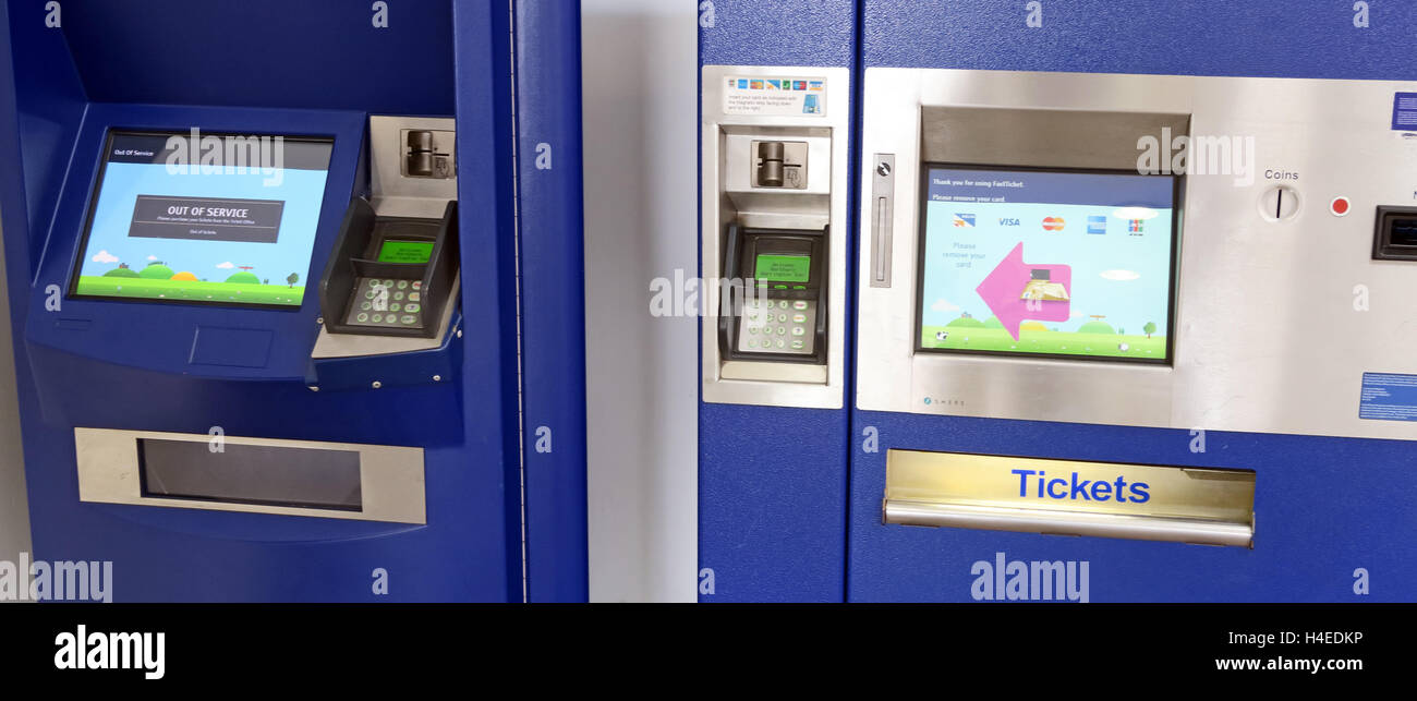 Distributeurs automatiques de billets de train en libre-service, gare de Warrington, Cheshire, Angleterre, Royaume-Uni - remplacement des guichets automatiques en consultation Banque D'Images