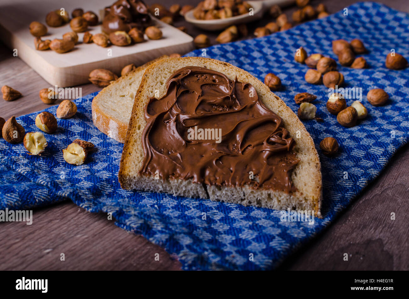 Pot de crème chocolat nutella avec couteau sur fond gris Photo Stock - Alamy