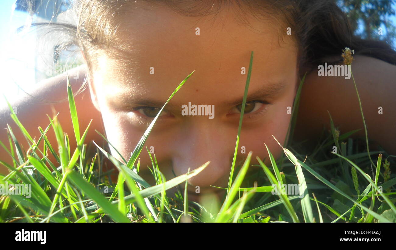 Fille enfant bénéficiant d'une journée ensoleillée sur le pays Banque D'Images