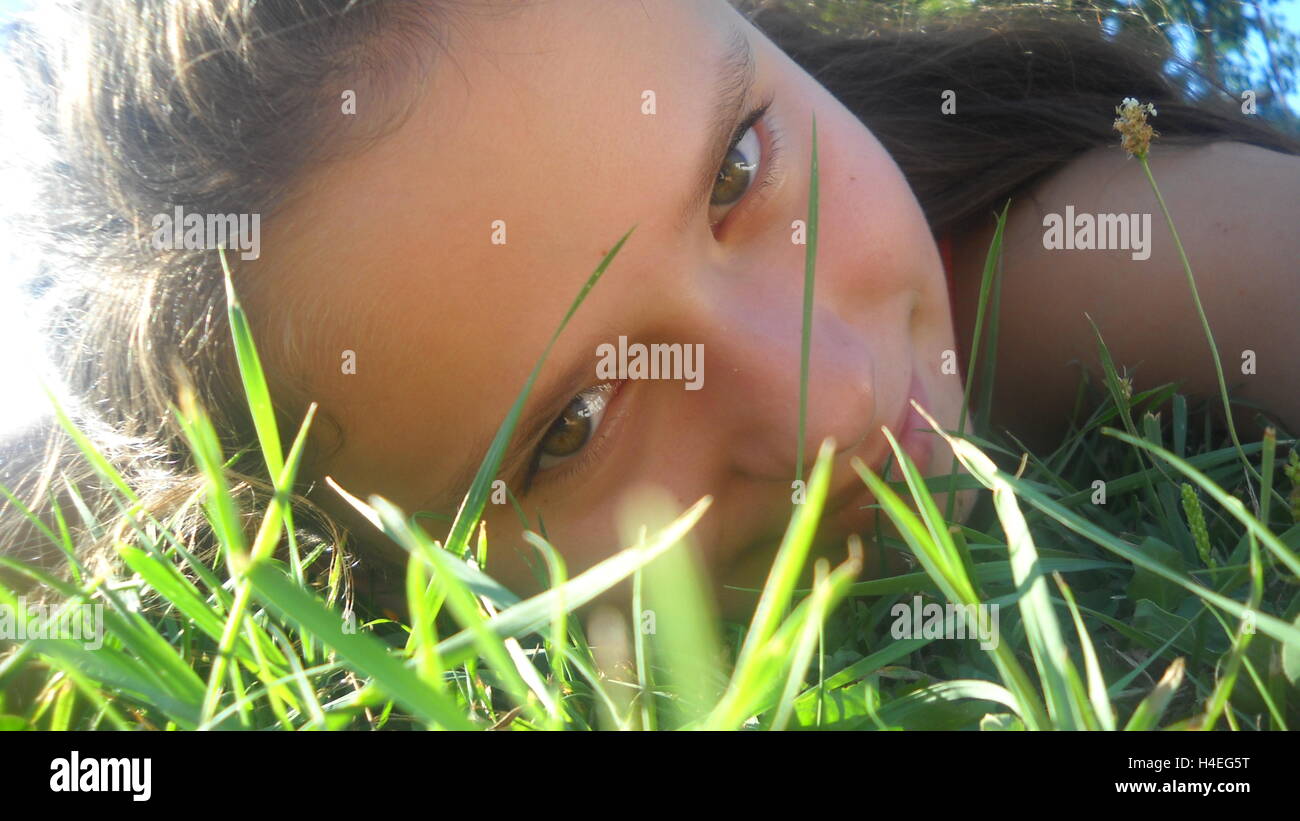 Fille enfant bénéficiant d'une journée ensoleillée sur le pays Banque D'Images