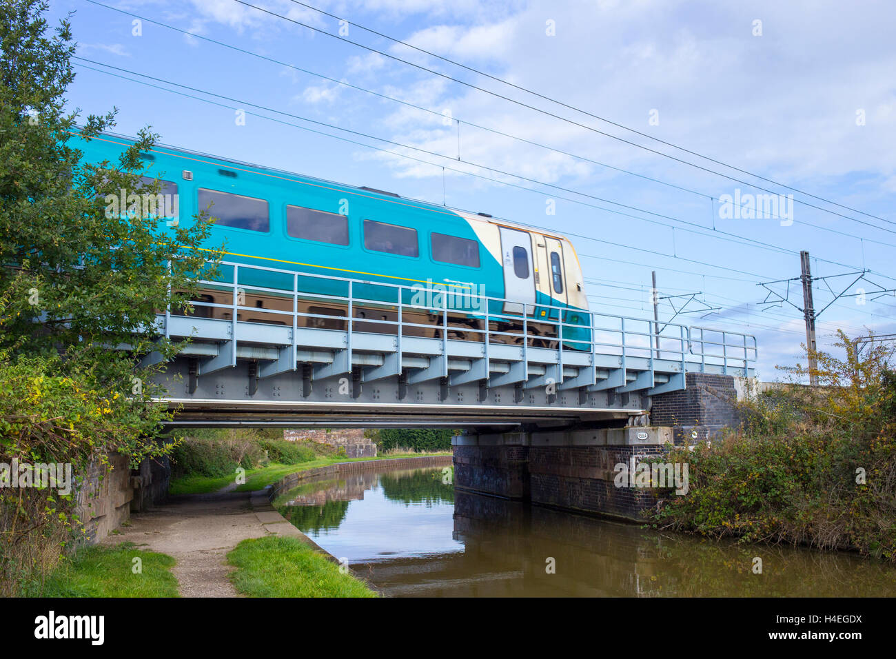 Passage du train sur le pont ferroviaire au-dessus du canal Trent et Mersey à Cheshire, au Royaume-Uni Banque D'Images