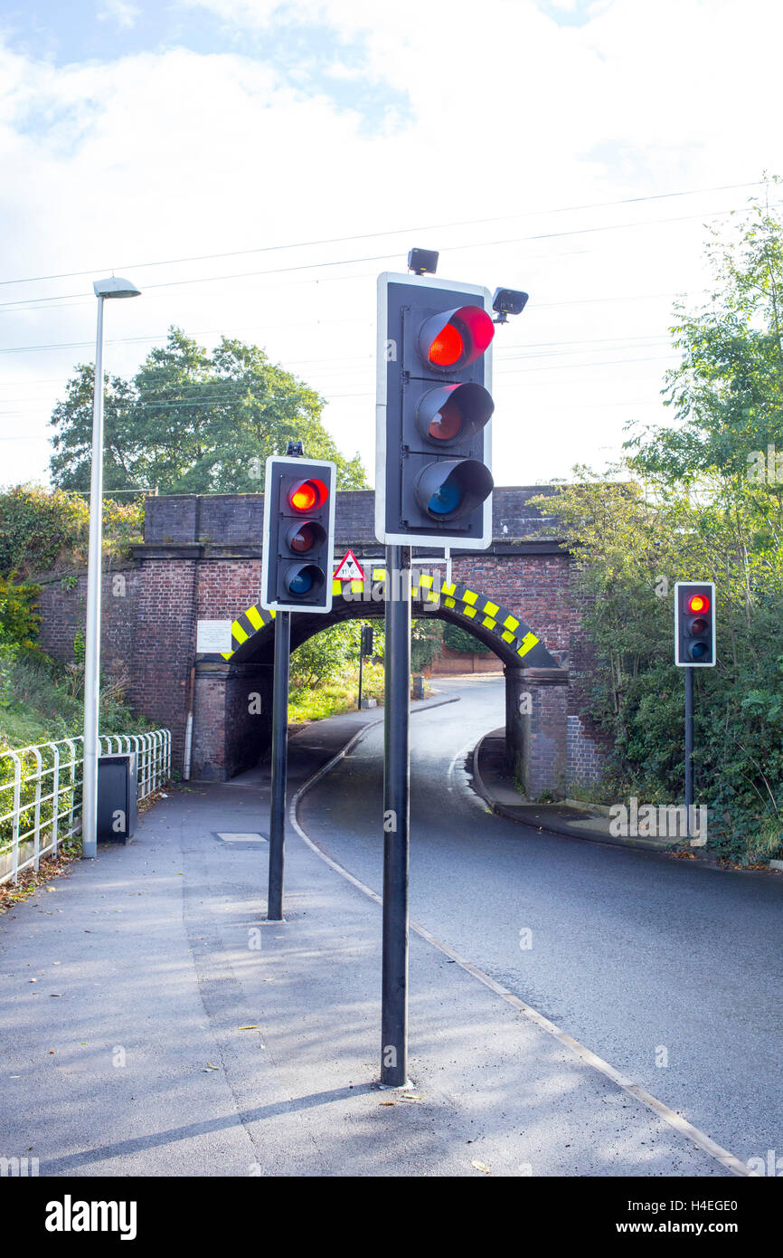 De nombreux feux de circulation à sens unique au pont de chemin de fer dans le Cheshire UK Banque D'Images