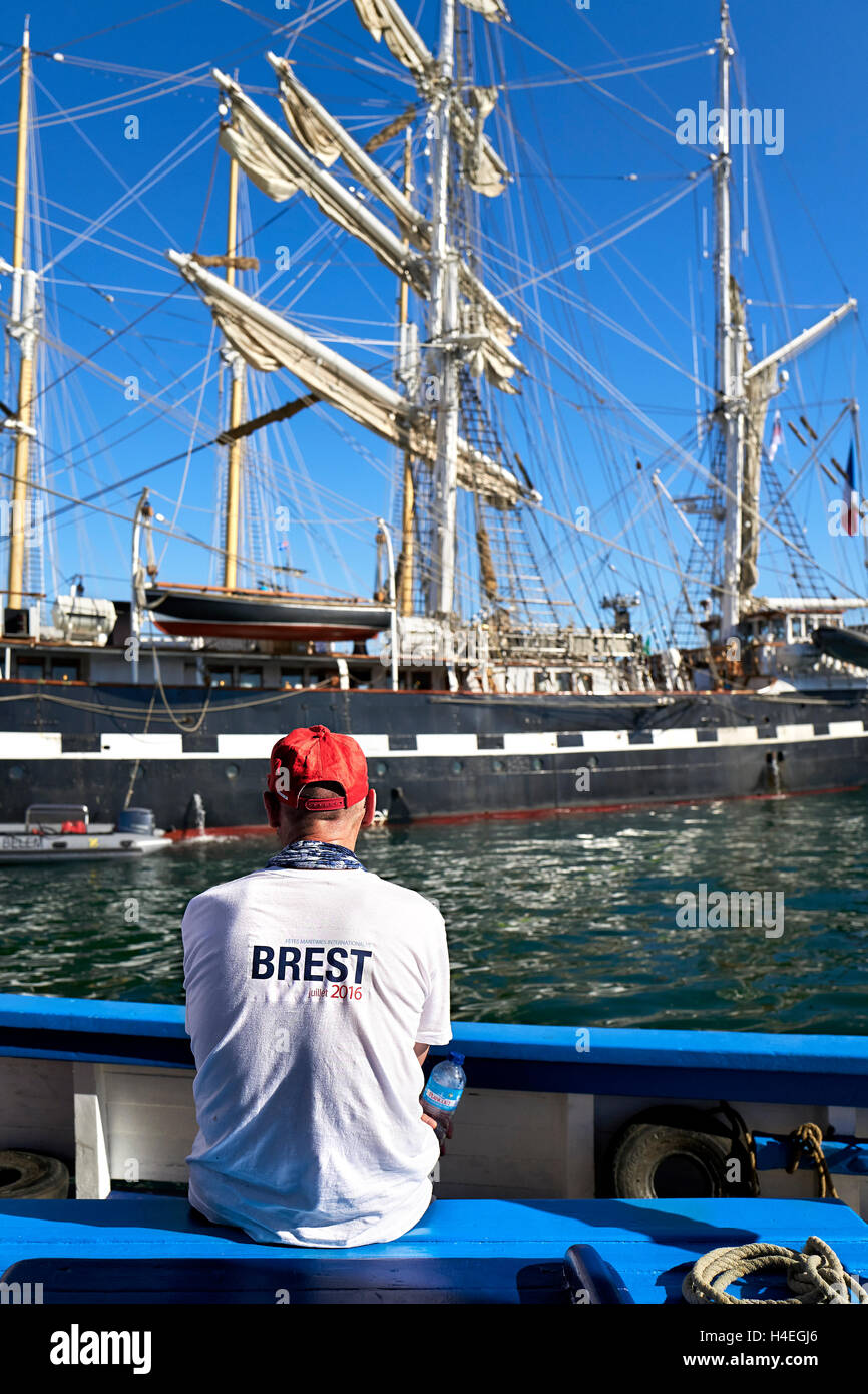 La France, Finistère, Bretagne, Brest, Fêtes Maritimes 2016, en regardant le Belem. Banque D'Images