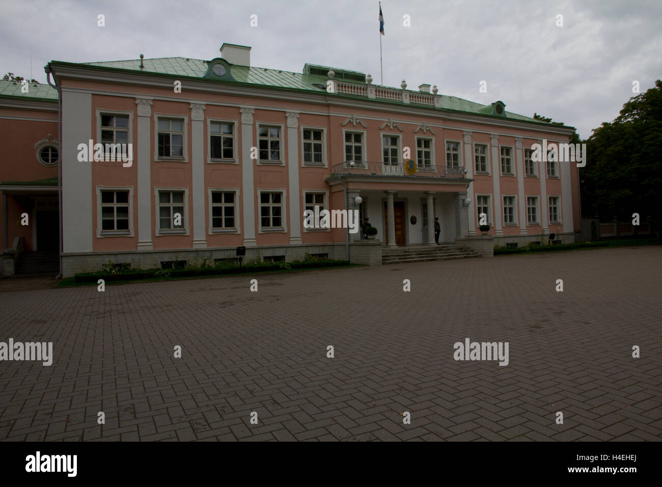 Le Bureau du président de la République d'Estonie est installé dans ce bâtiment de style néo-baroque dans le Parc Kadriorg, Tallinn. Banque D'Images