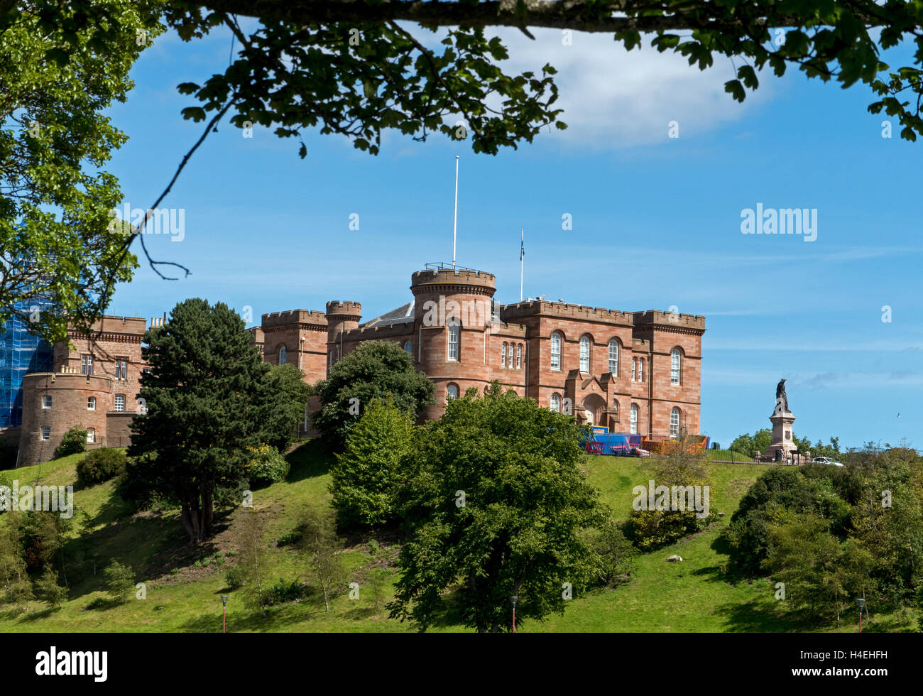 Le grès rouge du château d'Inverness avec la Statue de Flora Macdonald, Inverness, Highland Inverness-shire, Scotland, UK Banque D'Images