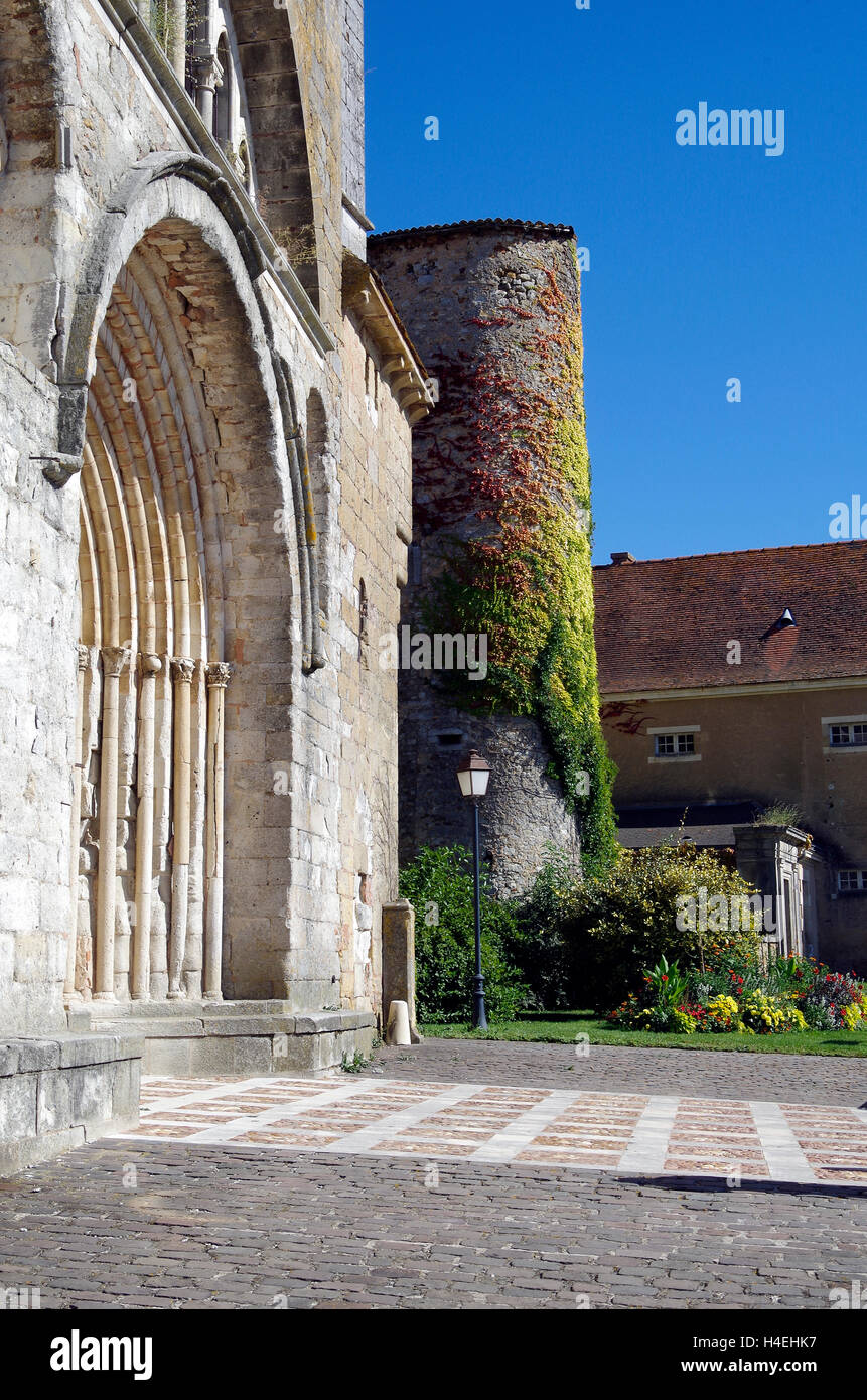 Montmorillon France, avant de l'église de St Laurent Banque D'Images