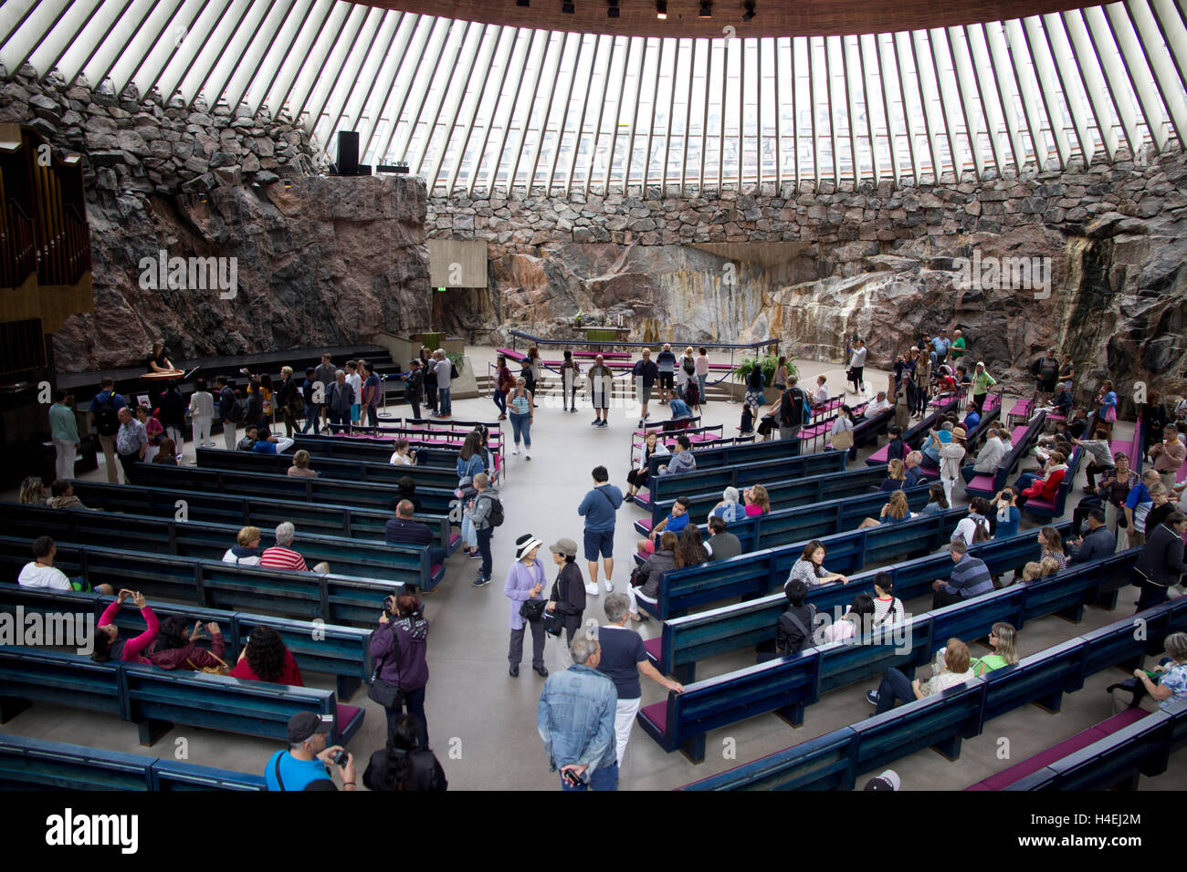 L'une des principales attractions d'Helsinki, Temppeliauko Église (mieux connu sous le nom de l'église de roche) est taillé de granit massif. Banque D'Images