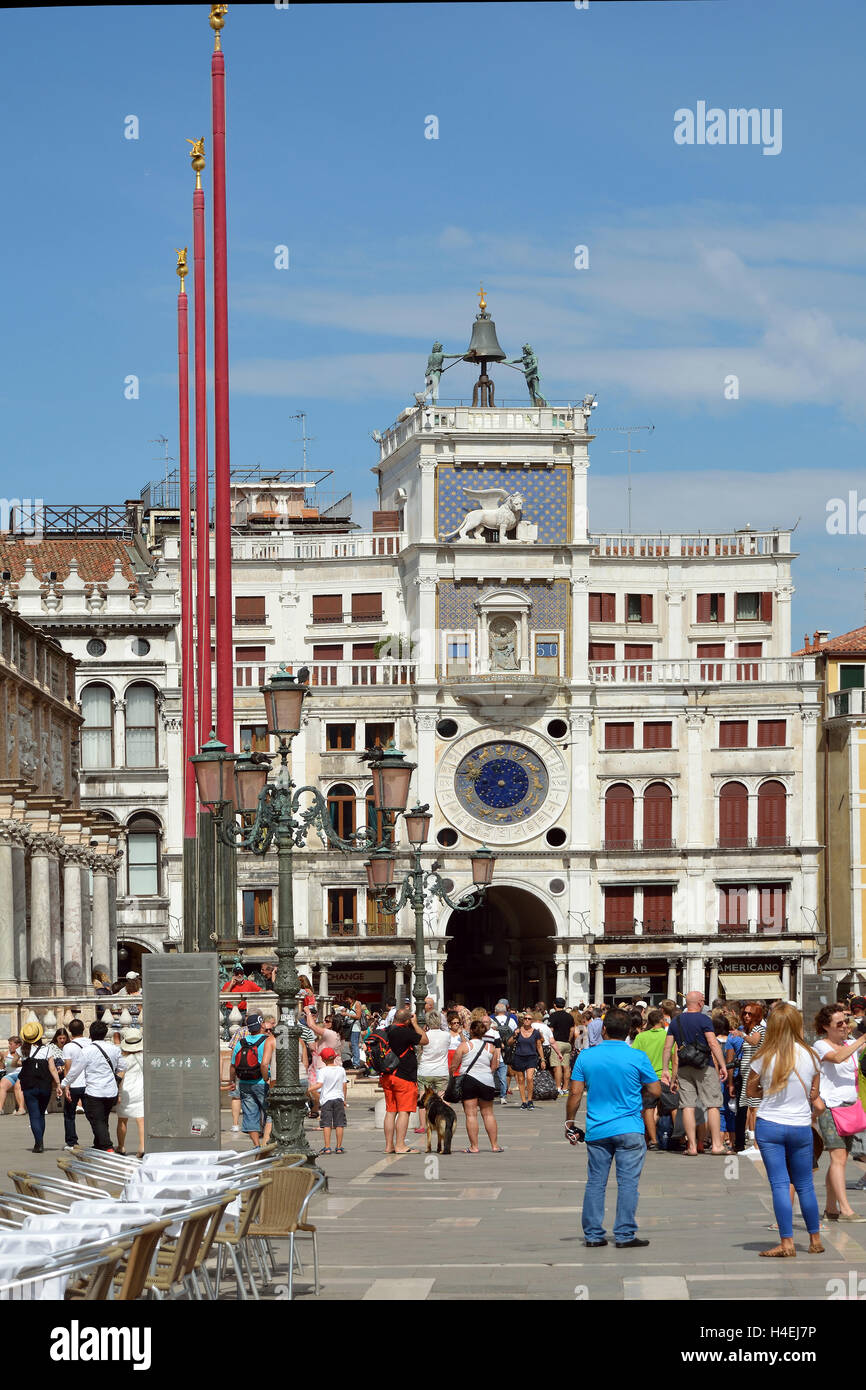 Les touristes en face de la tour de l'horloge de la Place Saint Marc de Venise en Italie - Terre dell'Orologio. Banque D'Images