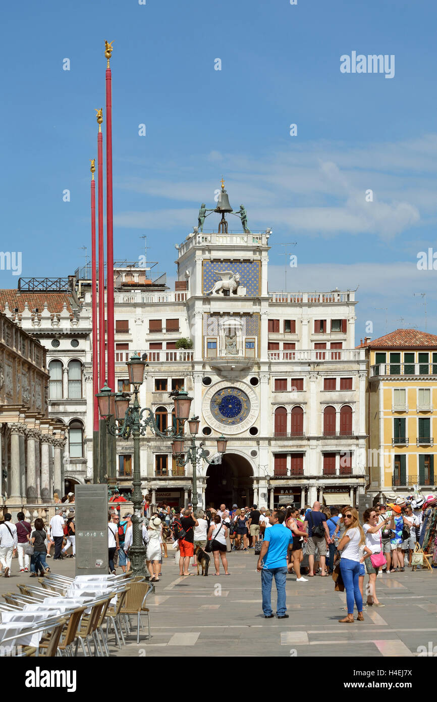 Les touristes en face de la tour de l'horloge de la Place Saint Marc de Venise en Italie - Terre dell'Orologio. Banque D'Images