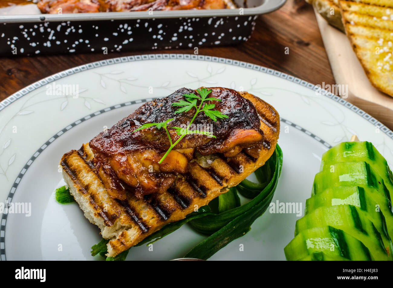 Poulet avec sauce épicée collantes, panini grillé avec du sel à gros grains et d'huile d'olive plus kebab concombre Banque D'Images