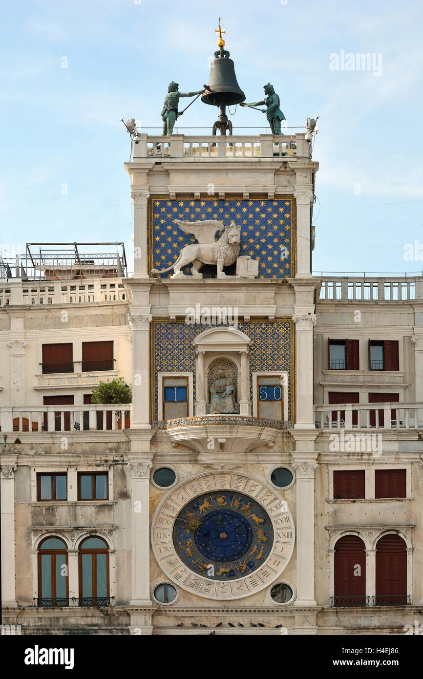 Tour de l'horloge de la Place Saint Marc de Venise en Italie - Terre dell'Orologio. Banque D'Images