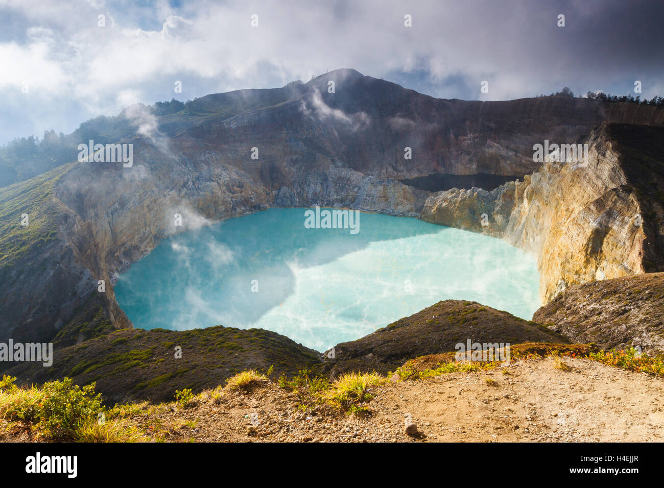 Lac dans un cratère de volcan. Banque D'Images