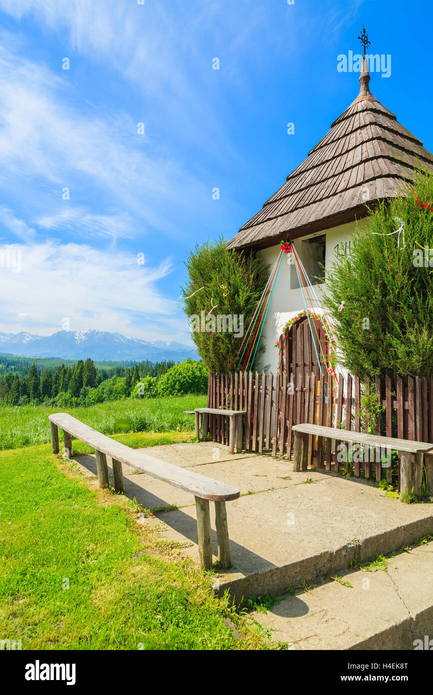 Petite chapelle en milieu rural, paysage d'été Lapszanka, Tatry Mountains, Pologne Banque D'Images