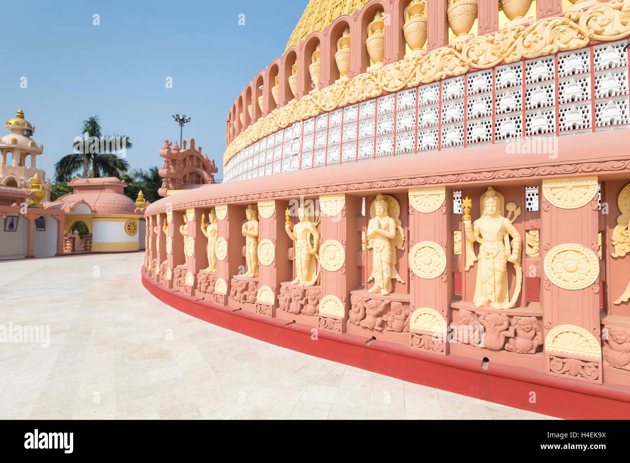 Statues entourant le stupa doré à Sitagu Bouddhiste International Academy en Rhône-Alpes près de Mandalay, Myanmar Banque D'Images