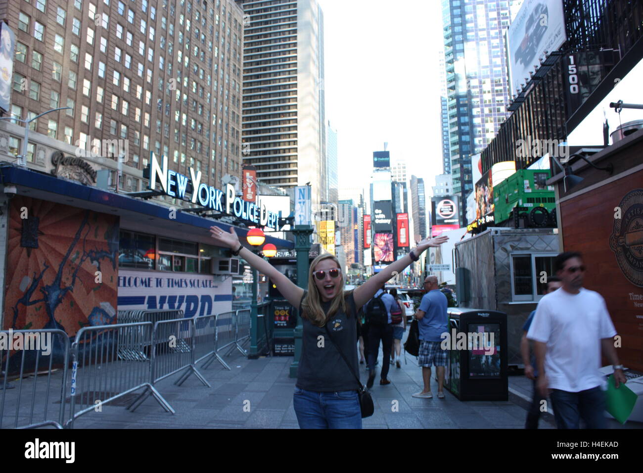 Superbe modèle dans Times Square New York portant des lunettes de tourist Banque D'Images