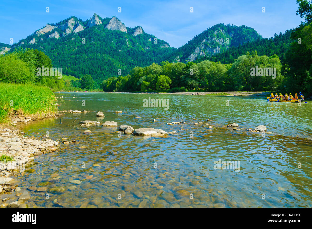 La rivière Dunajec et bateau de tourisme sur l'eau dans le Beskid Niski distance, Montagnes, Pologne Banque D'Images