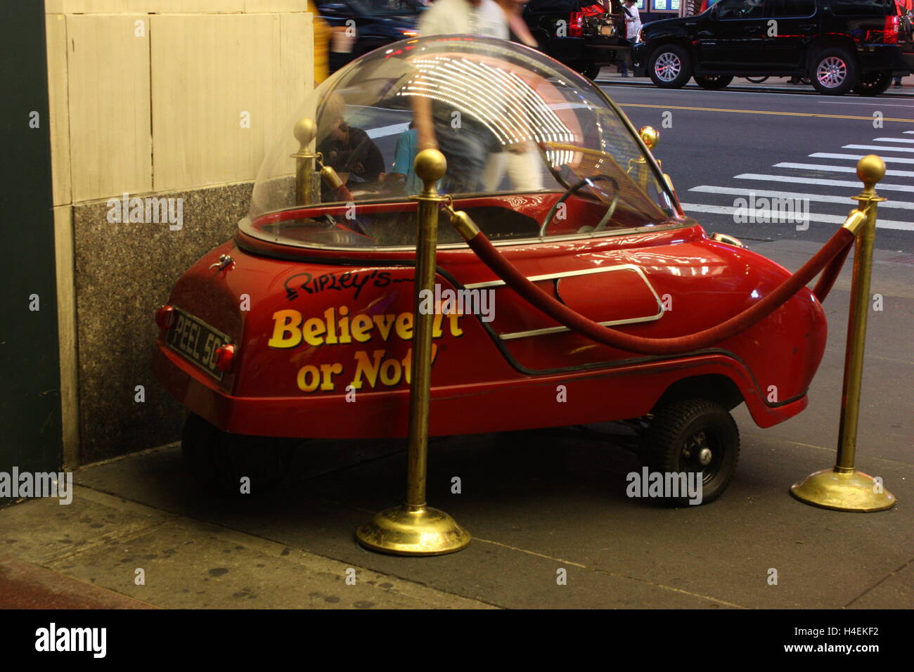 Ripleys Believe it or not petite voiture New York Times Square Banque D'Images