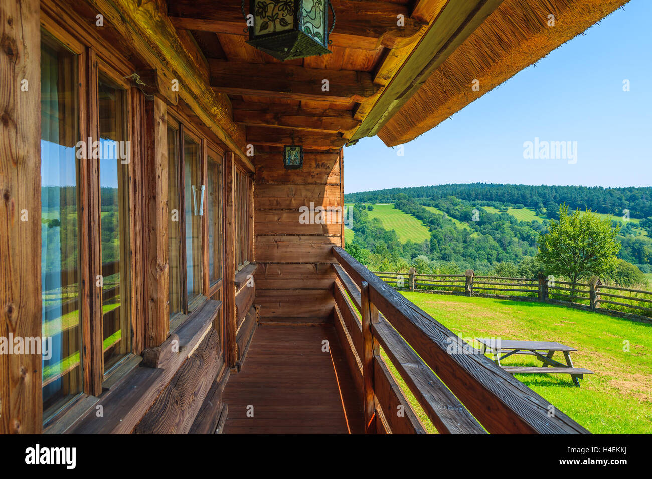 ARLAMOW MOUNTAIN HOTEL, POLOGNE - Aug 3, 2014 : balcon d'une maison traditionnelle en bois dans Arlamow hotel aux beaux jours de l'été, Bieszczady, Pologne Banque D'Images