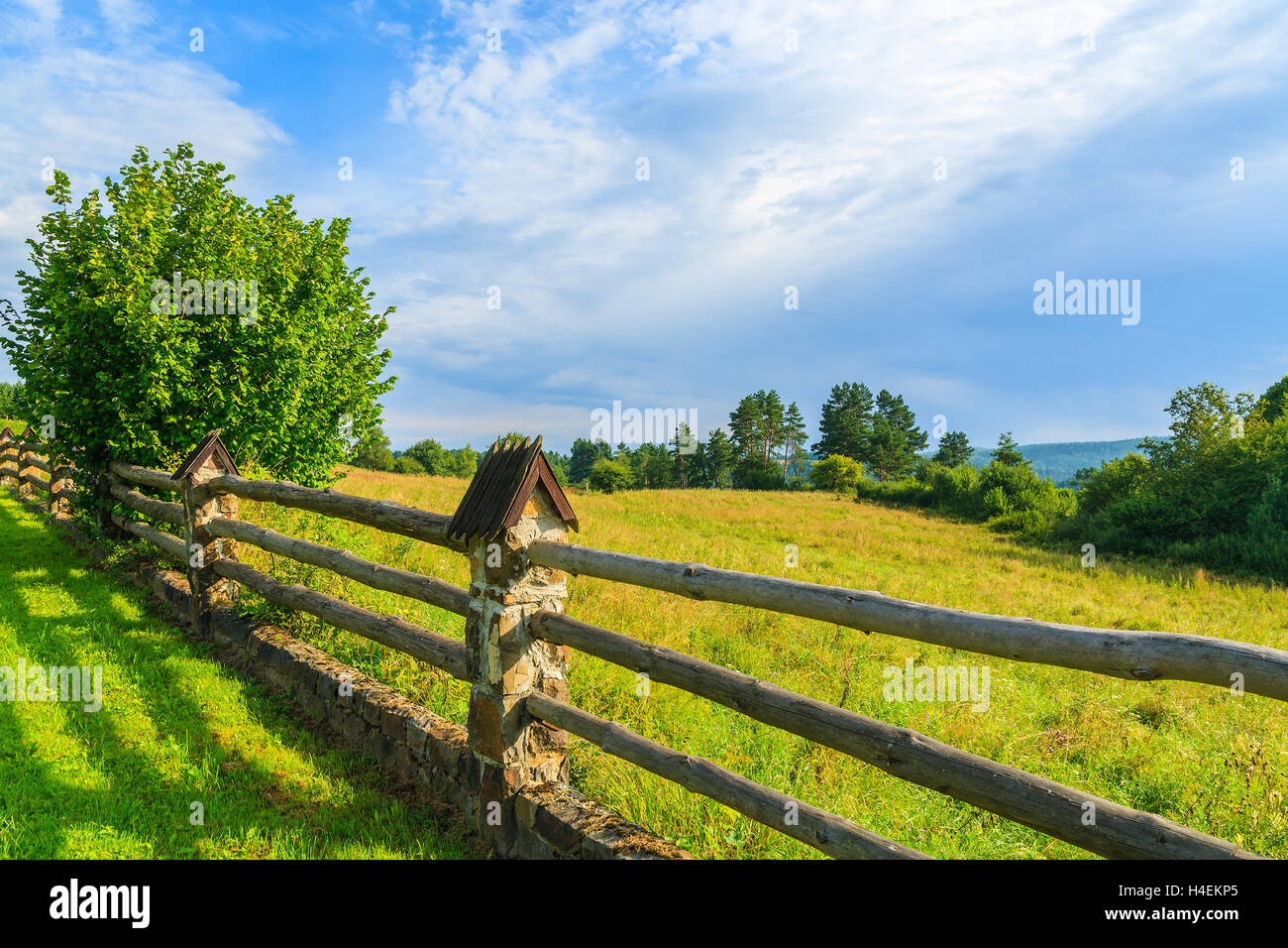 Clôture en bois sur terrain vert dans un village près de Arlamow, Bieszczady, Pologne Banque D'Images