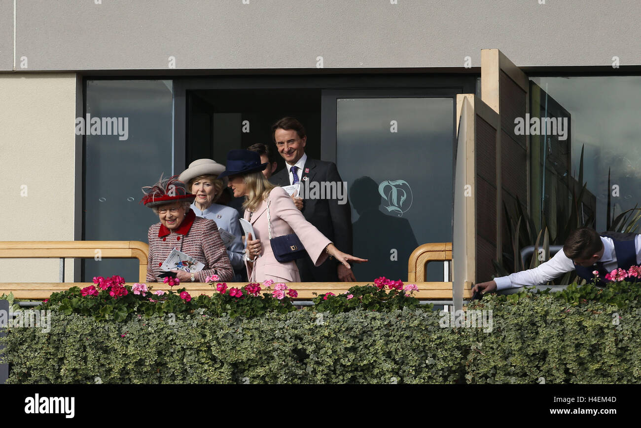 La reine Elizabeth II avant la parade de chevaux montres Queen Elizabeth II Stakes au cours de la journée à champions britanniques QIPCO Ascot Racecourse. Banque D'Images