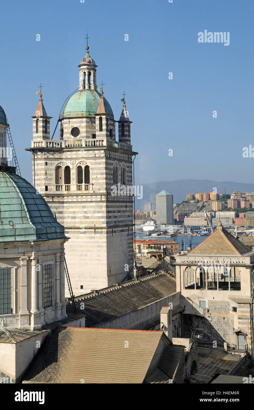 Vue depuis le toit du palais des Doges pavillon à la vieille ville avec la Cathédrale de San Lorenzo, Gênes, Ligurie, Italie, Europe Banque D'Images