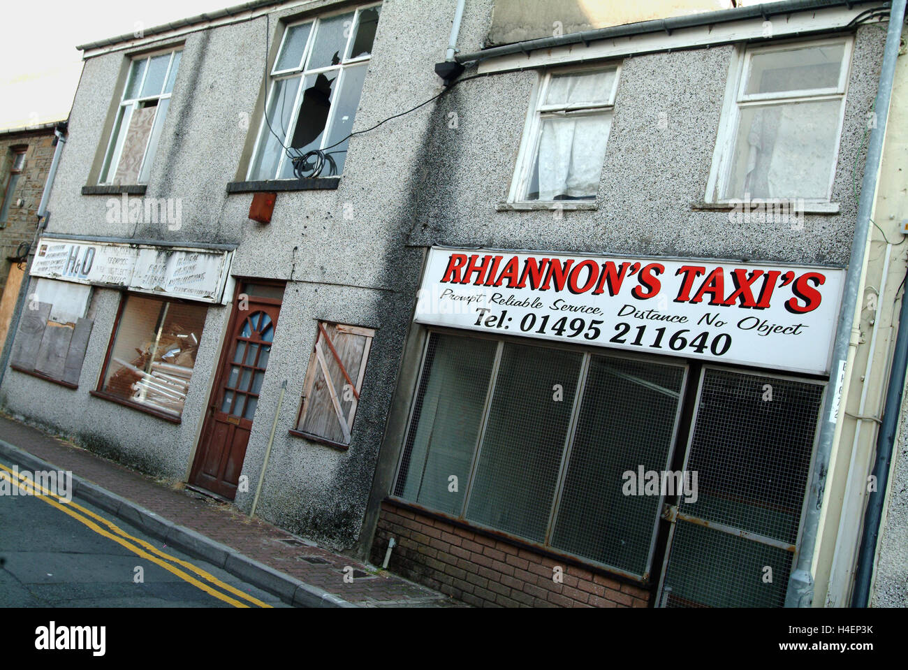 Abertillery à ebbw fach valley dans Blaenau Gwent, Galles du sud,uk un salon avec terrasse maisons,Tesco etc. Banque D'Images