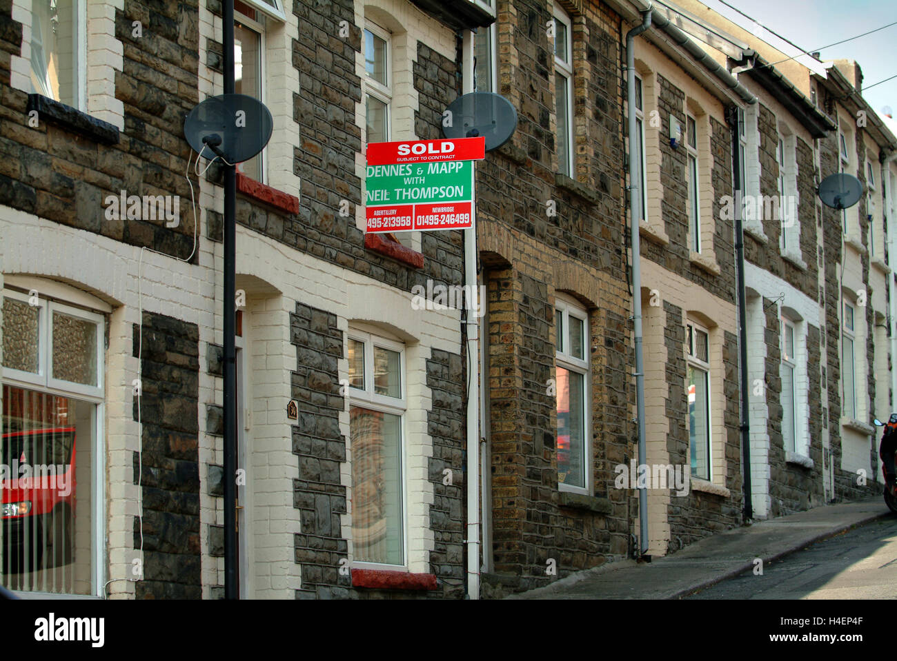 Abertillery à Ebbw Fach Valley dans Blaenau Gwent, Galles du Sud,UK un salon avec terrasse maisons,Tesco etc. Banque D'Images